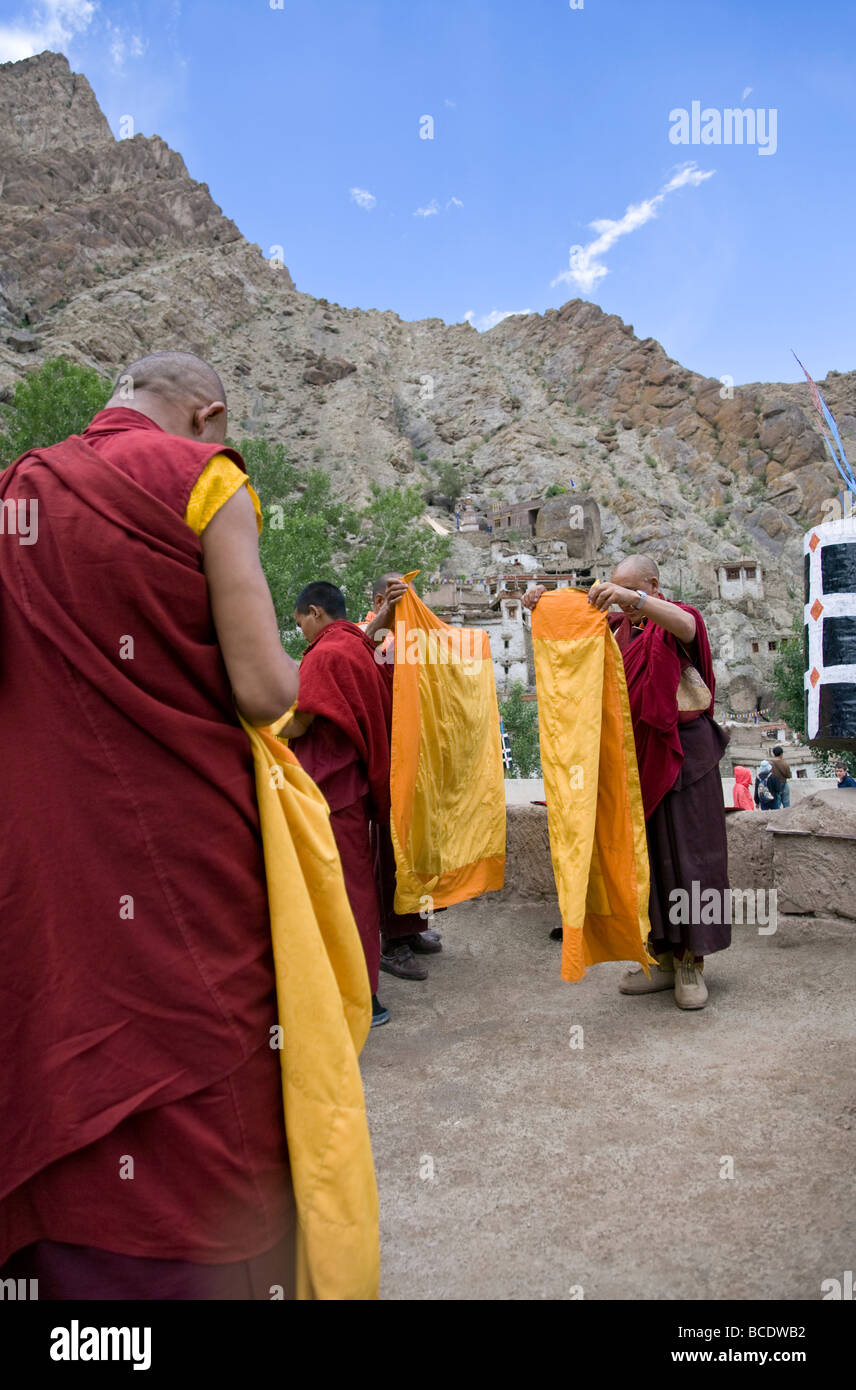 Les moines bouddhistes de rabattre les robes jaune sur le toit d'Hemis Gompa. Festival Hemis Gompa. Ladakh. L'Inde Banque D'Images