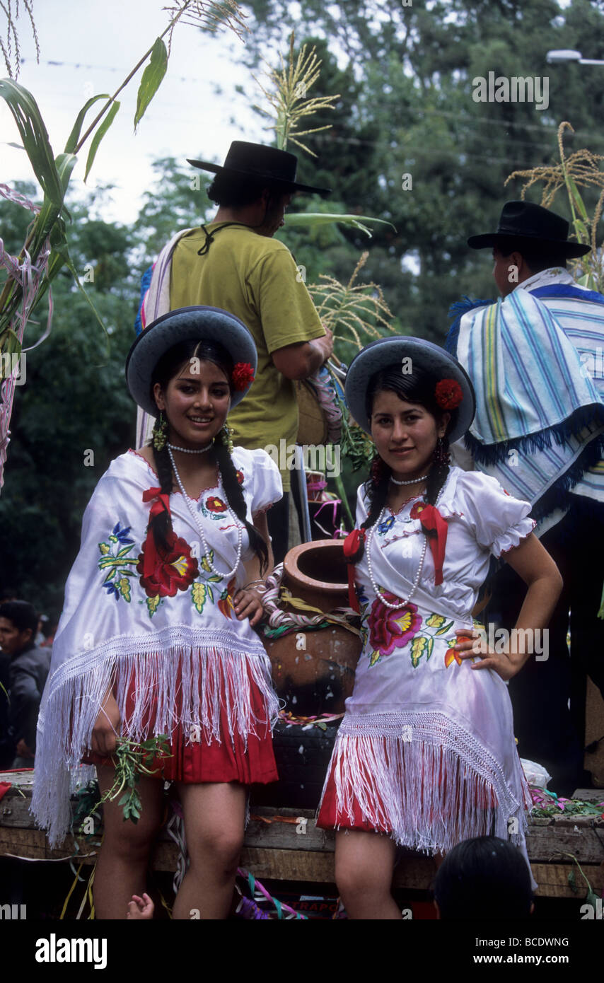 Les filles en costume traditionnel sur le flotteur en carnaval , Tarija , Bolivie Banque D'Images