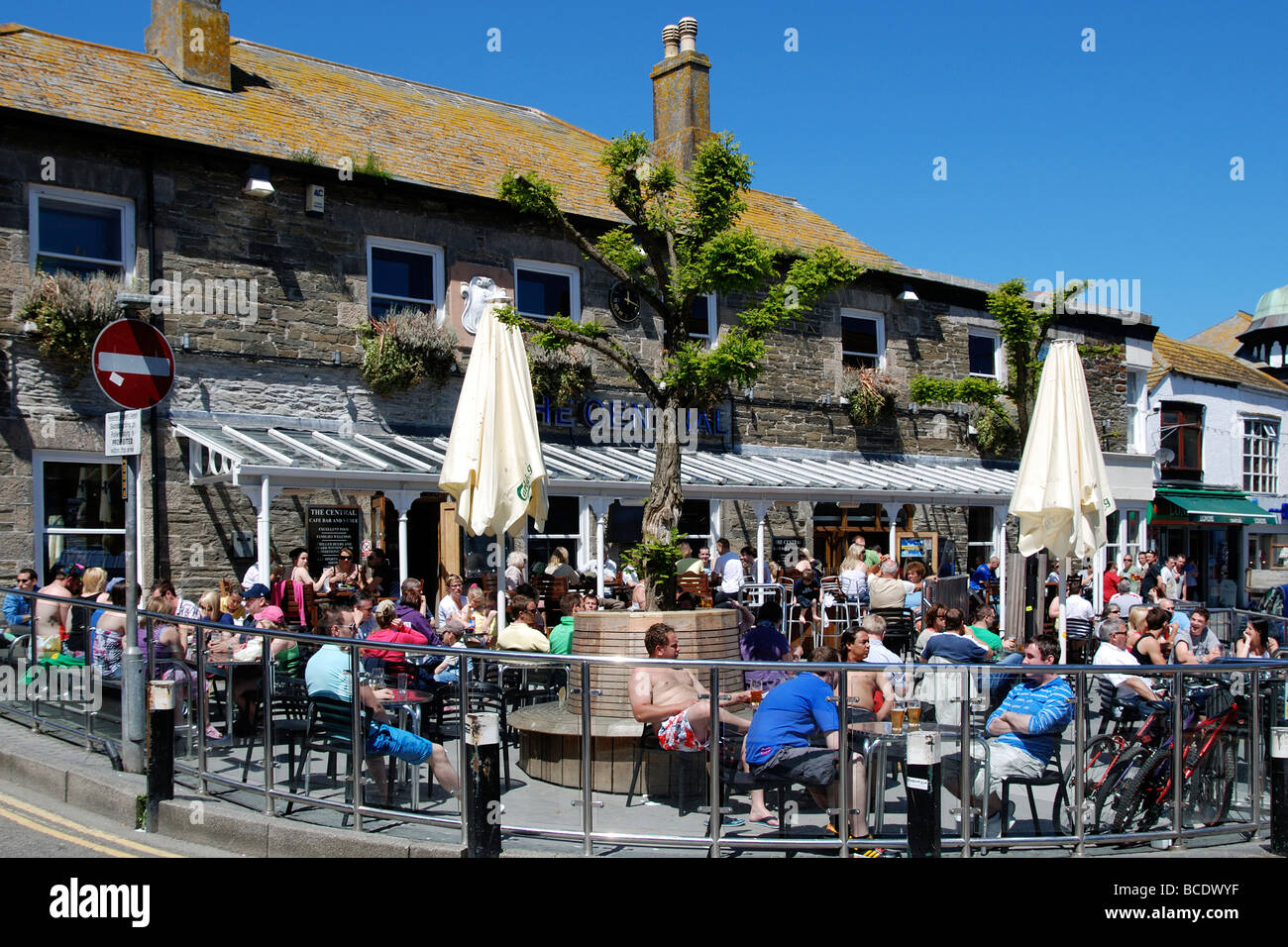 Les personnes qui boivent à l'extérieur de la 'central' pub à newquay, Cornwall, uk Banque D'Images