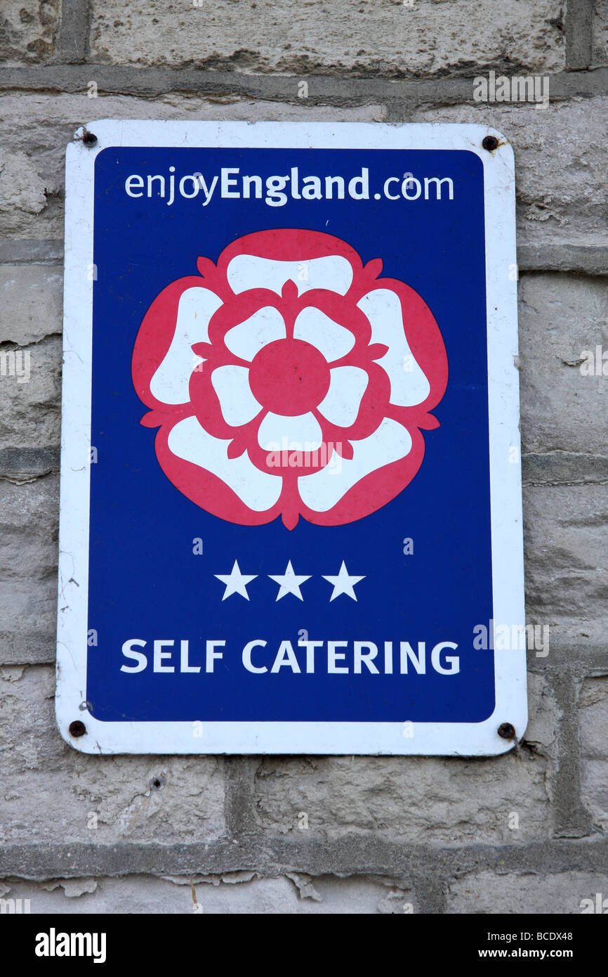 English Tourism signe sur mur de pierre, Swanage, Angleterre Banque D'Images