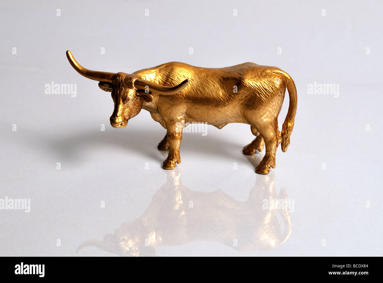 Stock amrket. Ours d'or sur une surface réfléchissante Banque D'Images