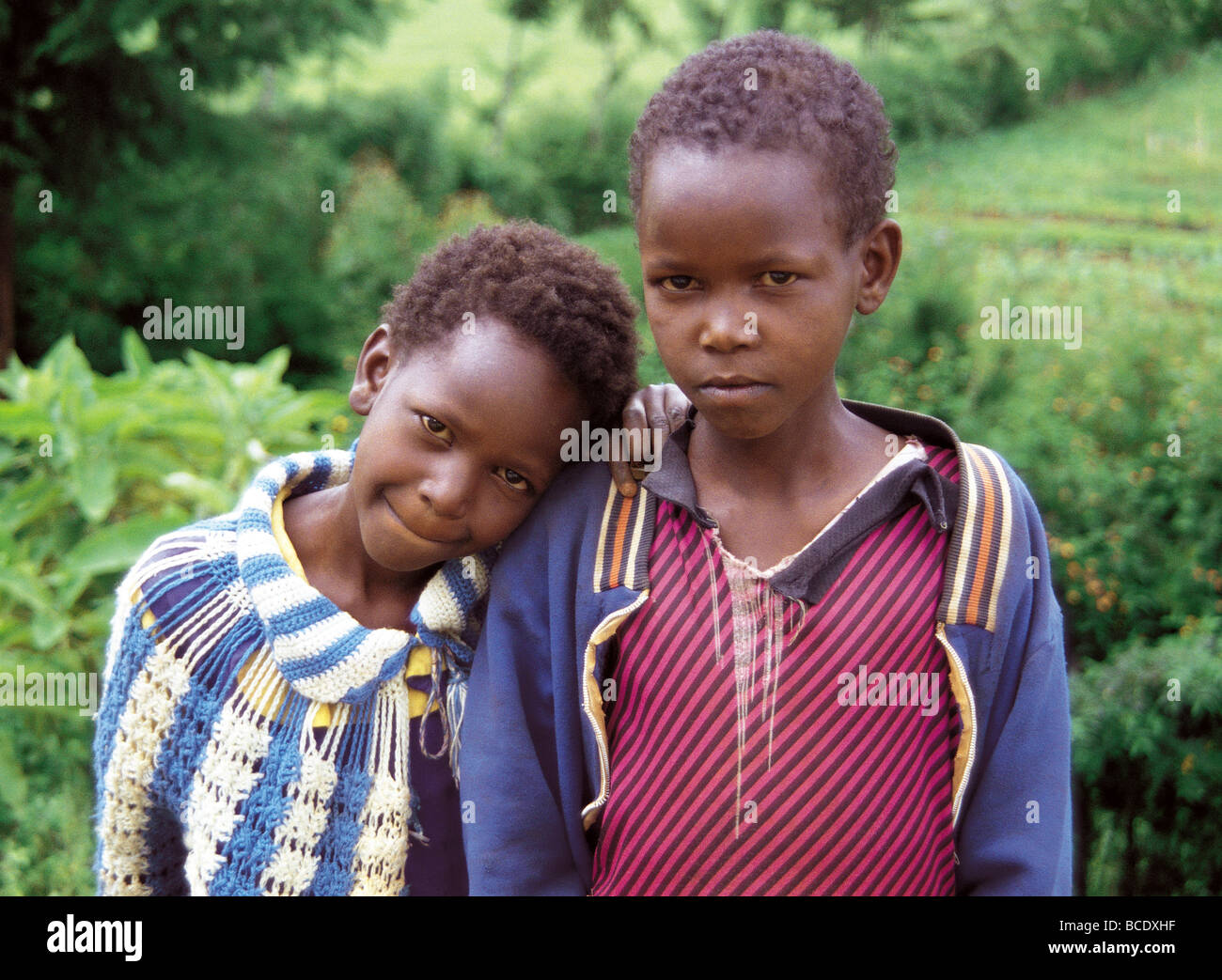 Portrait de deux enfants garçons Ouganda Ouganda Masindi près de l'Afrique de l'est qu'ils sont propres et en bonne santé dans les vêtements occidentaux Banque D'Images