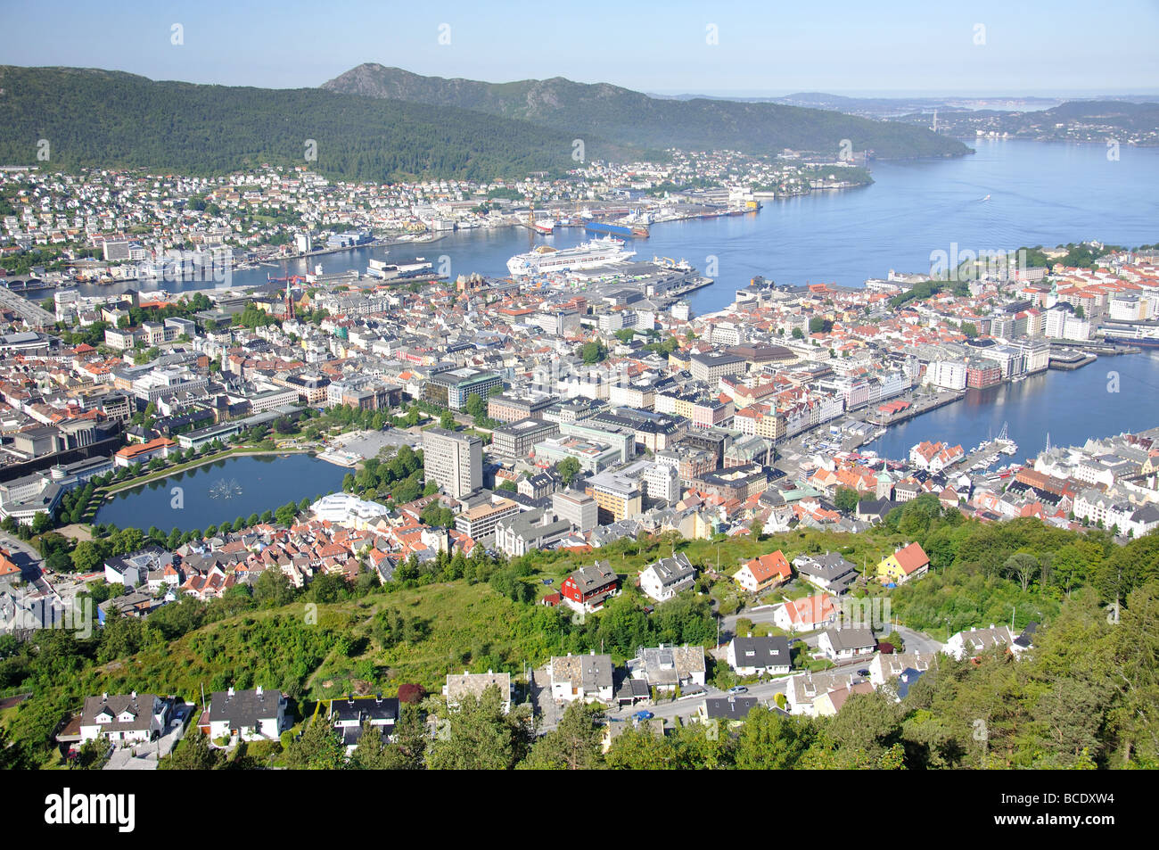 Vue sur la ville depuis le mont Fløyen, le funiculaire de Fløibanen, Bergen, Hordaland, Norvège Banque D'Images