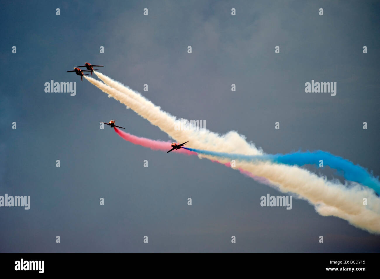 L'équipe des flèches rouges RAF effectuer contre un ciel d'orage à Biggin Hill en juillet 2009. Banque D'Images