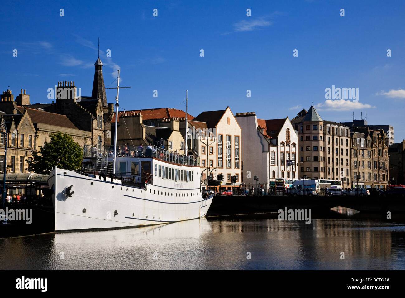 Un navire ne soit utilisée comme restaurant amarré près du fleuve, la rive, Port de Leith, Édimbourg, Écosse . Banque D'Images