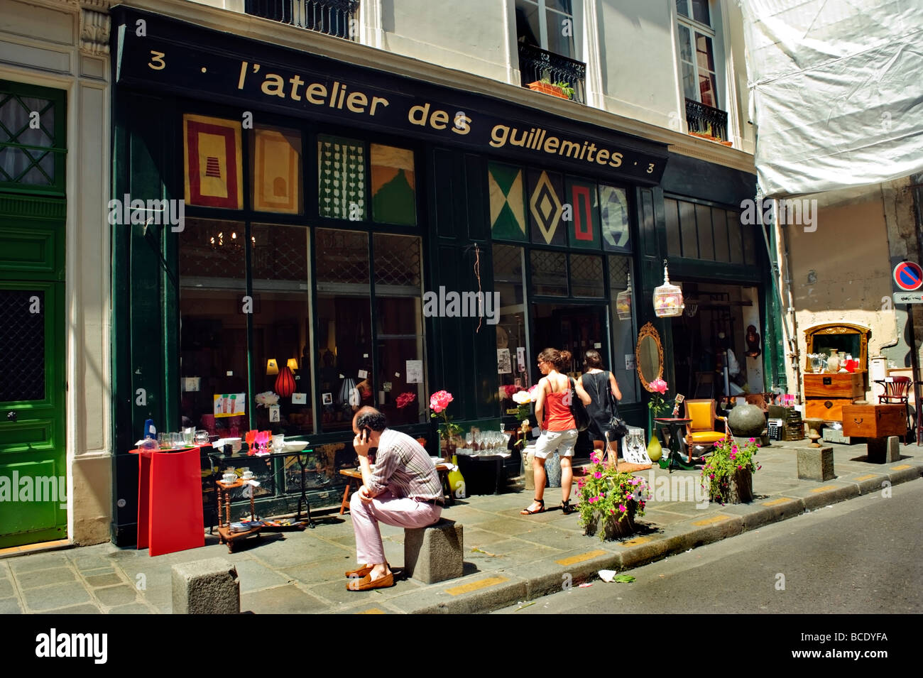 Paris France, Groupe de personnes, magasins d'antiquités dans le Marais 'L'Atelier des Guillemites' Vieux 'Store Front' devant les acheteurs, boutique vintage Banque D'Images