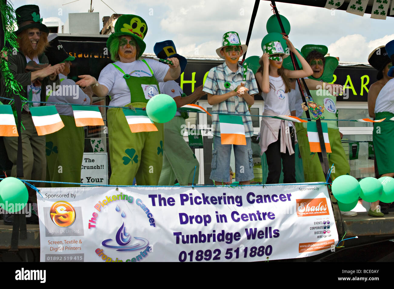 Un Carnaval flotter la publicité d'un organisme de bienfaisance locales de lutte contre le cancer à Tonbridge, Kent, Angleterre.. Banque D'Images