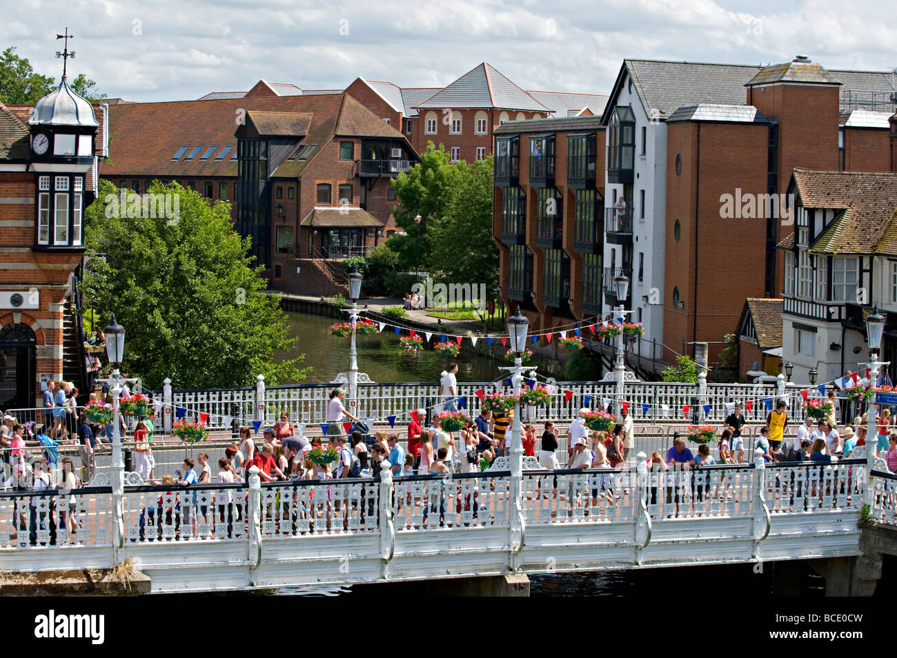 La foule de carnaval sur "Le Grand Pont" à Tonbridge, Kent, Angleterre. Banque D'Images