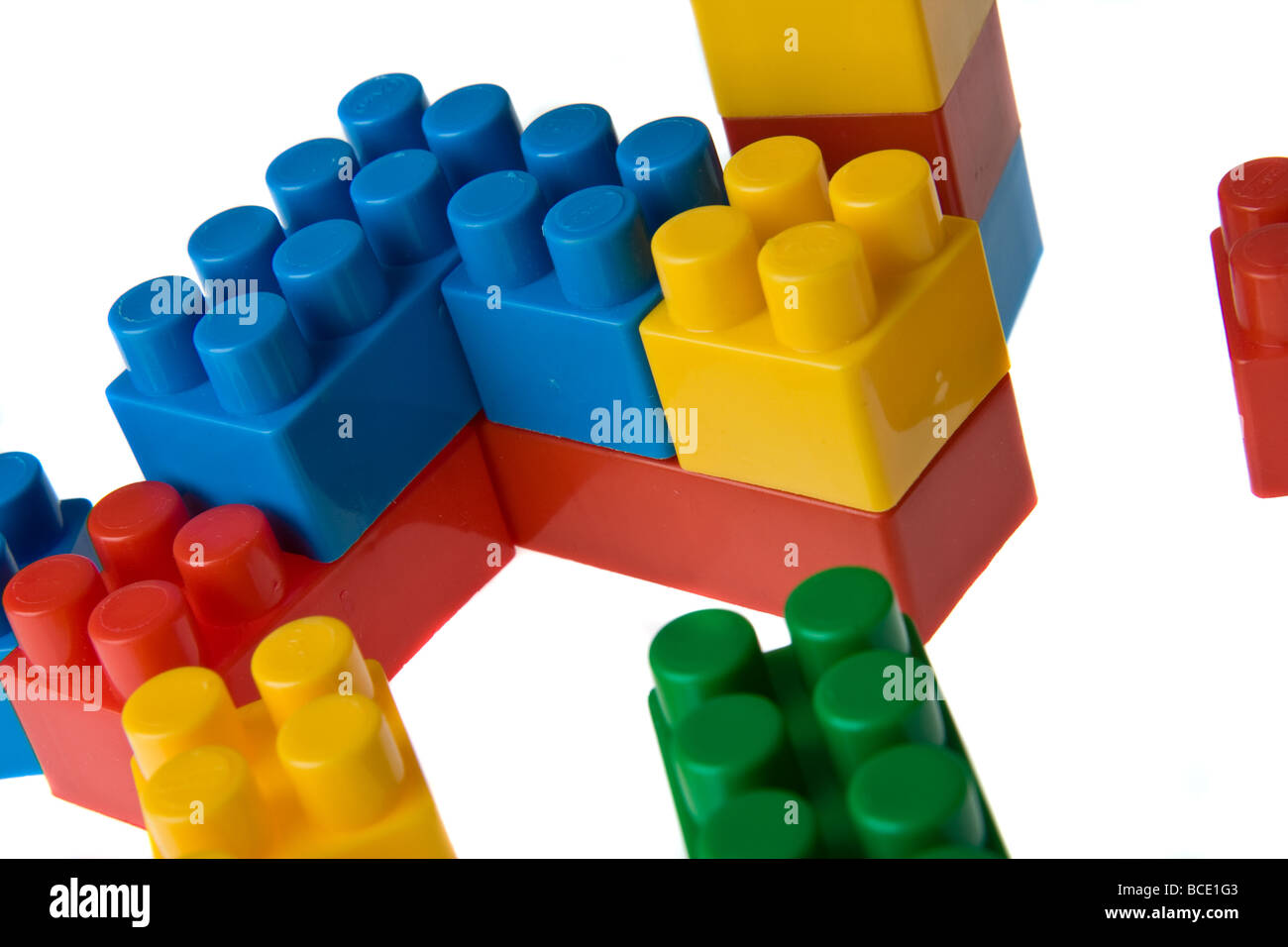 Blocs de jouets de couleur sur fond blanc Banque D'Images