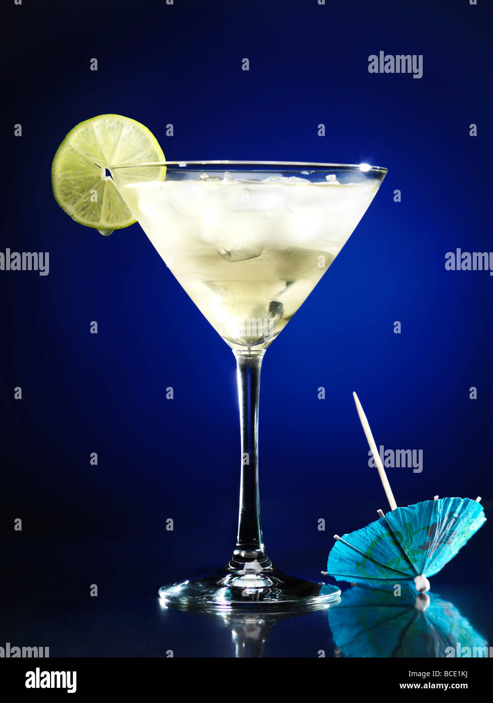 Verre à cocktail avec un cocktail glacé Banque D'Images