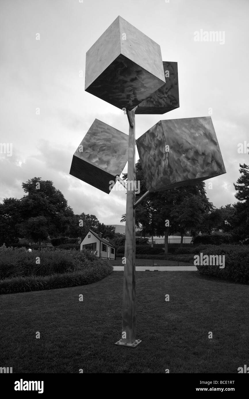 Groupe de quatre cubes, inox, 1992, par George Rickey, National Gallery of Art Sculpture Garden, Washington DC, USA Banque D'Images