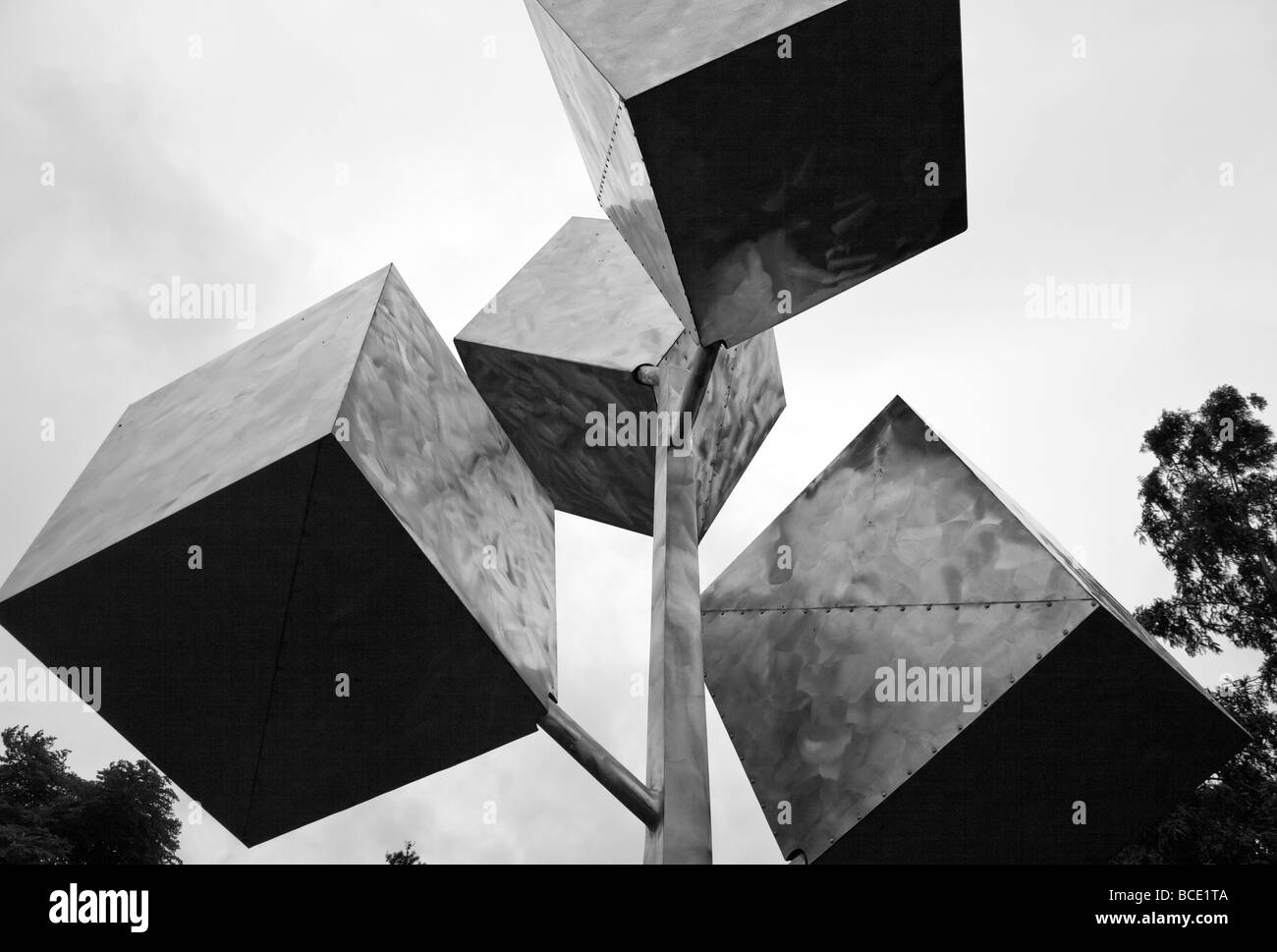 Groupe de quatre cubes, inox, 1992, par George Rickey, National Gallery of Art Sculpture Garden, Washington DC, USA Banque D'Images