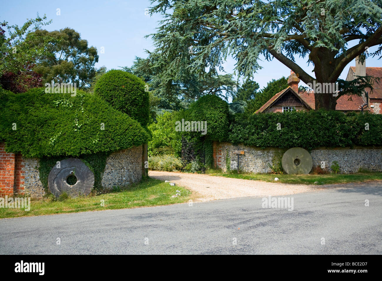 Pierres millénaires utilisées comme décoration sur les murs de Sussex Flint à l'entrée de la maison de campagne anglaise, West Sussex, Royaume-Uni Banque D'Images