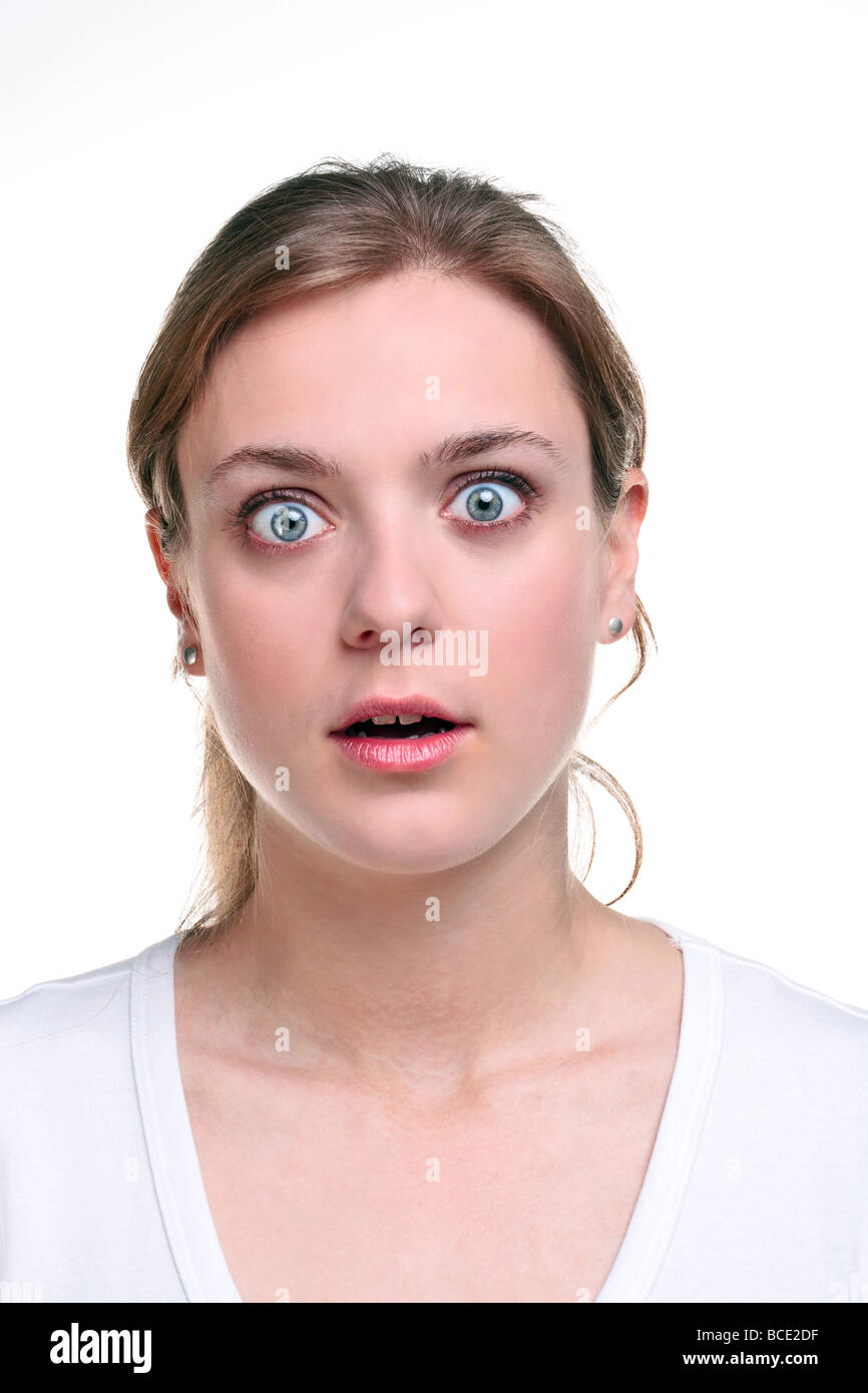 Une femme avec une expression choquée sur son visage isolé sur fond blanc Banque D'Images