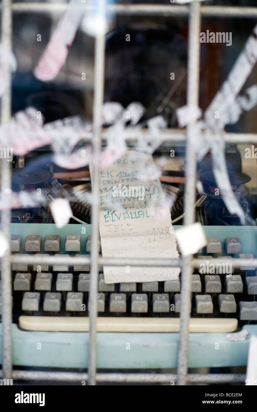 Une vieille machine à écrire dans la fenêtre d'une boutique désaffectée Pec, la Hongrie. Pécs a été choisie comme ville européenne de la Culture 2010 Banque D'Images