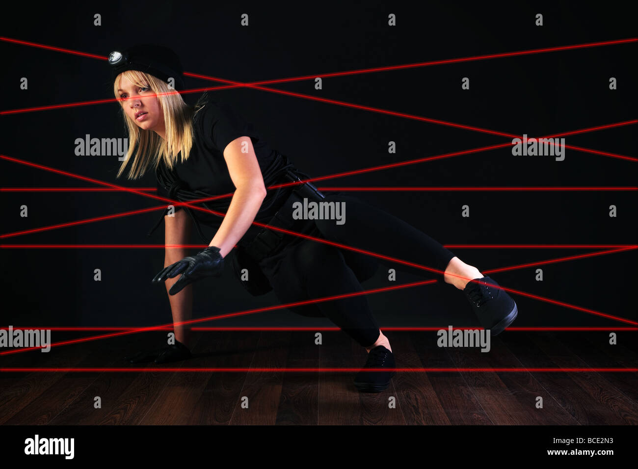 Chat blonde escalade cambrioleur grâce à un faisceau laser système d'alarme Banque D'Images