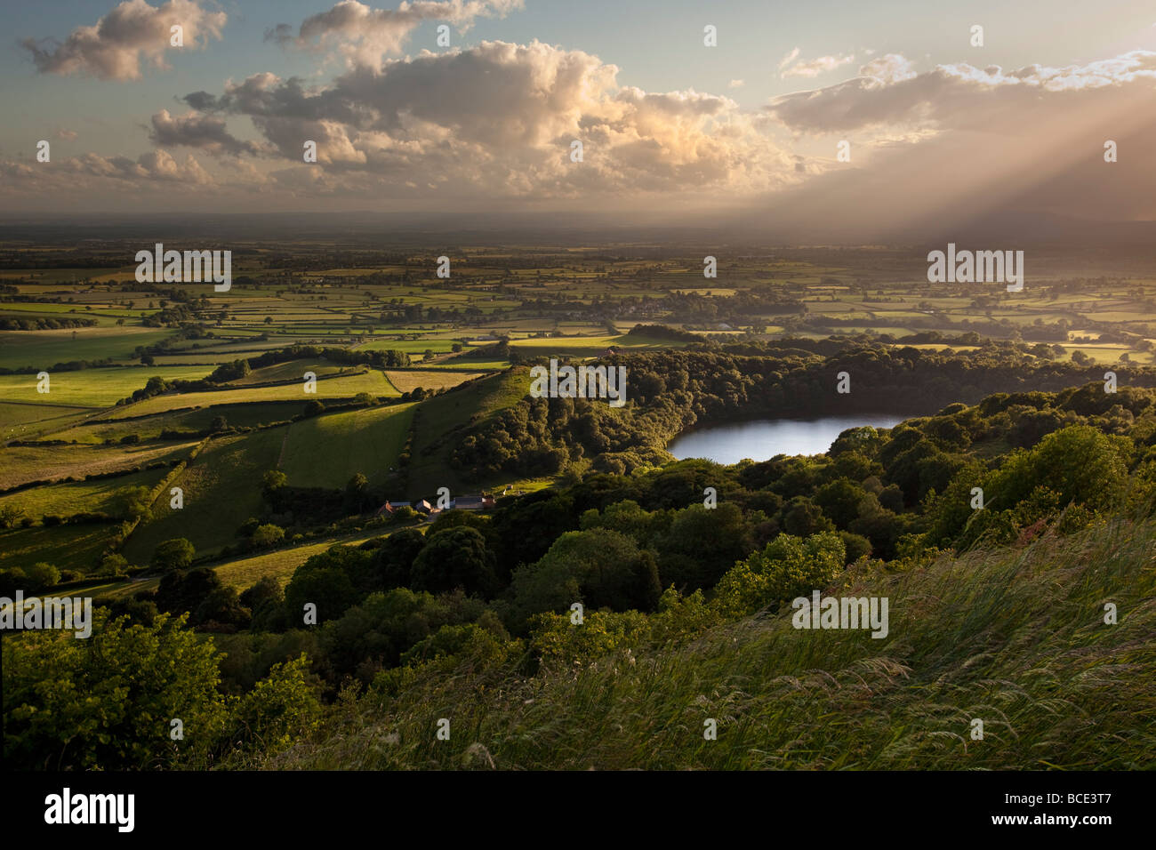 La vue sur le lac de banque de Sutton et Gormire la vallée de Mowbray North York Moors National Park Banque D'Images