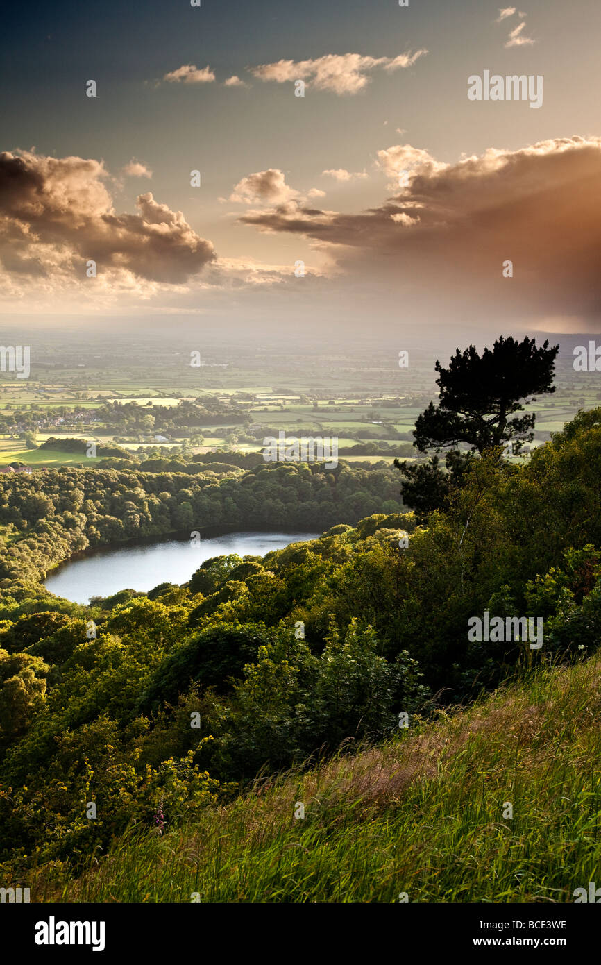 La vue sur le lac de banque de Sutton et Gormire la vallée de Mowbray North York Moors National Park Banque D'Images