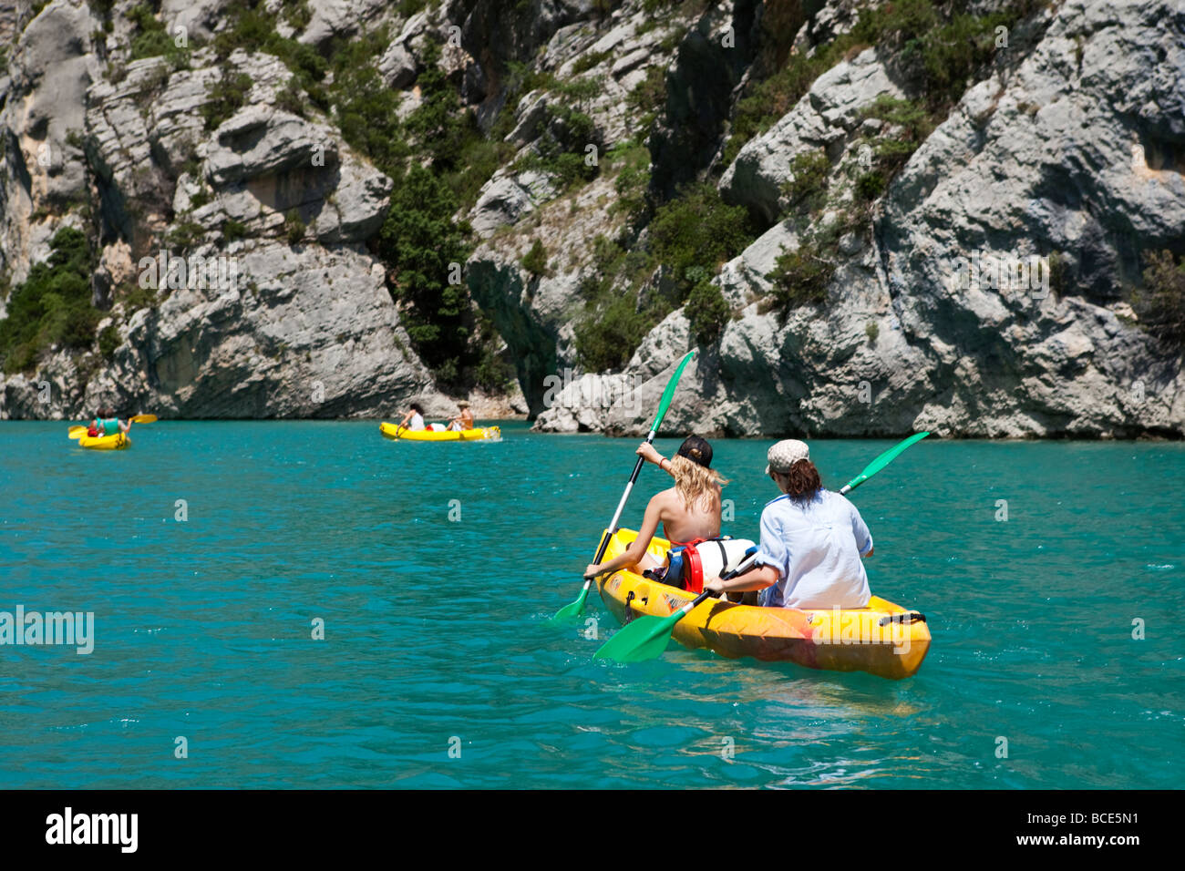 Les Gorges du Verdon, Haute Provence, France. Les touristes canoë dans le canyon Banque D'Images