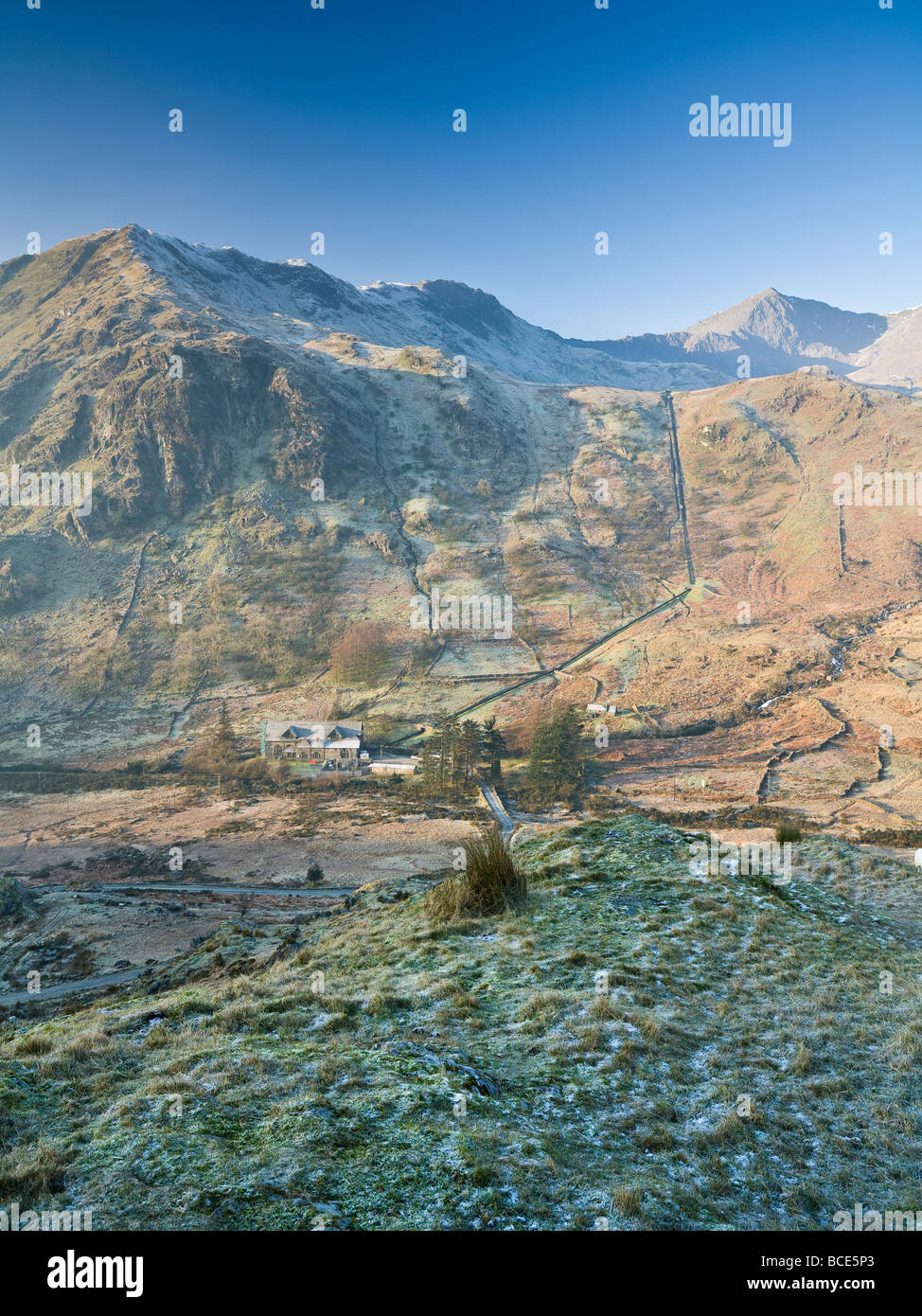 À la recherche jusqu'à la Snowdon Horseshoe montrant Yr Wyddfa et Y Lliwedd tops Parc National de Snowdonia au Pays de Galles Banque D'Images