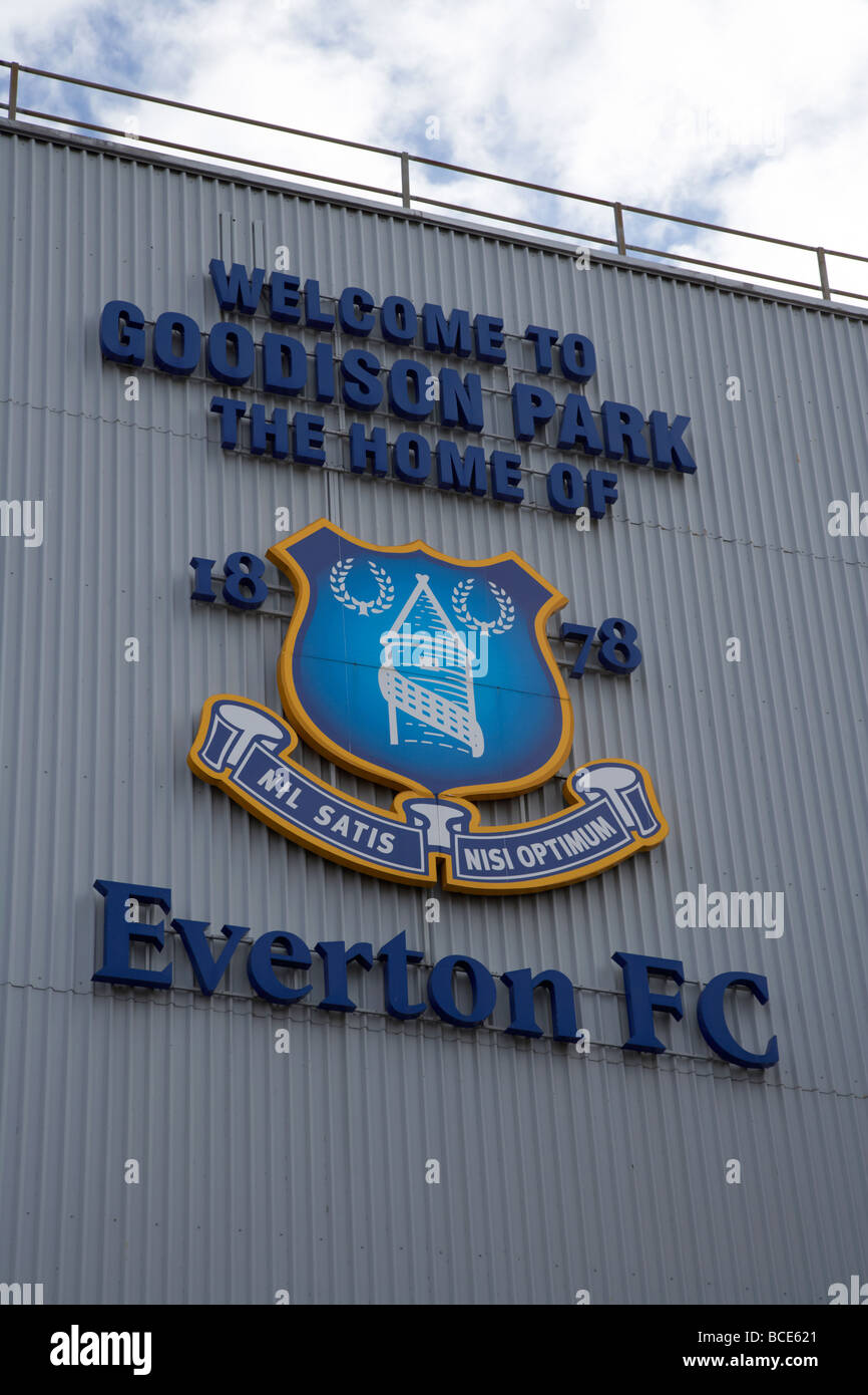 Panneau de bienvenue et à l'écusson de club de football de Goodison Park Stadium accueil de Everton FC Liverpool Merseyside England uk Banque D'Images