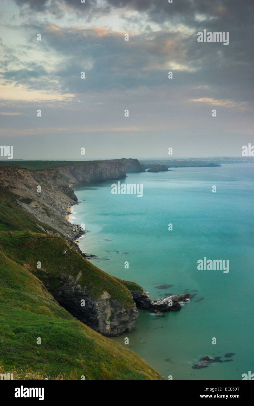 Falaise à Watergate Bay Newquay Cornwall dans la distance England Uk Banque D'Images
