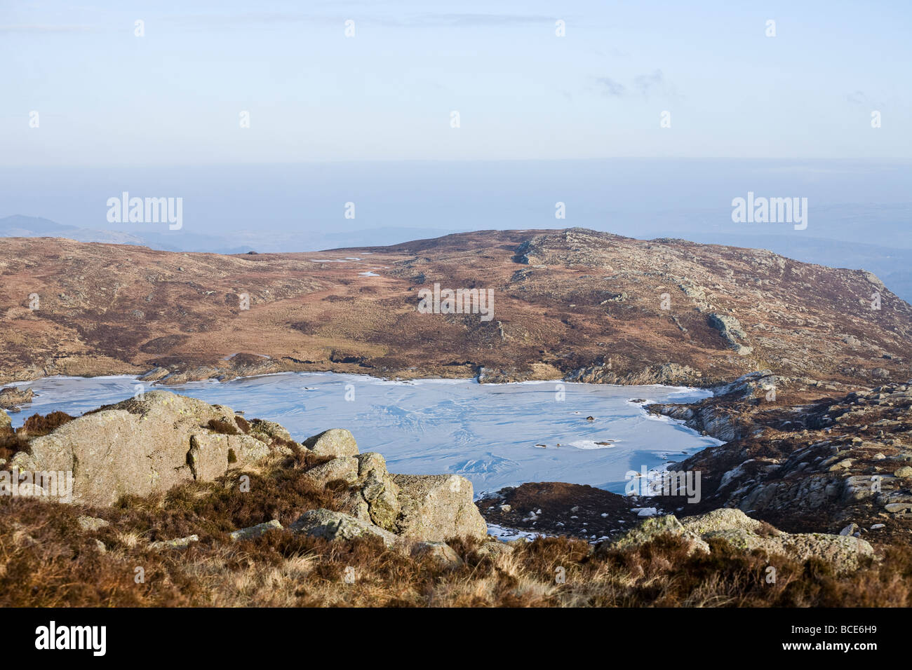 Vew de Llyn y Foel gelé de l'Daear Ddu Ridge sur Moel Siabod Galles Snowdonia Banque D'Images