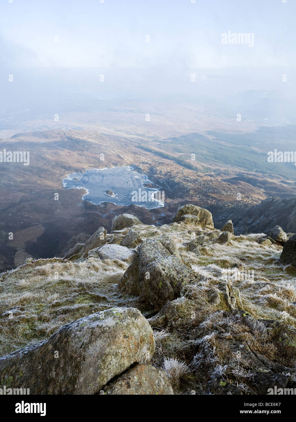 Vew de Llyn y Foel gelé de l'Daear Ddu Ridge sur Moel Siabod Galles Snowdonia Banque D'Images