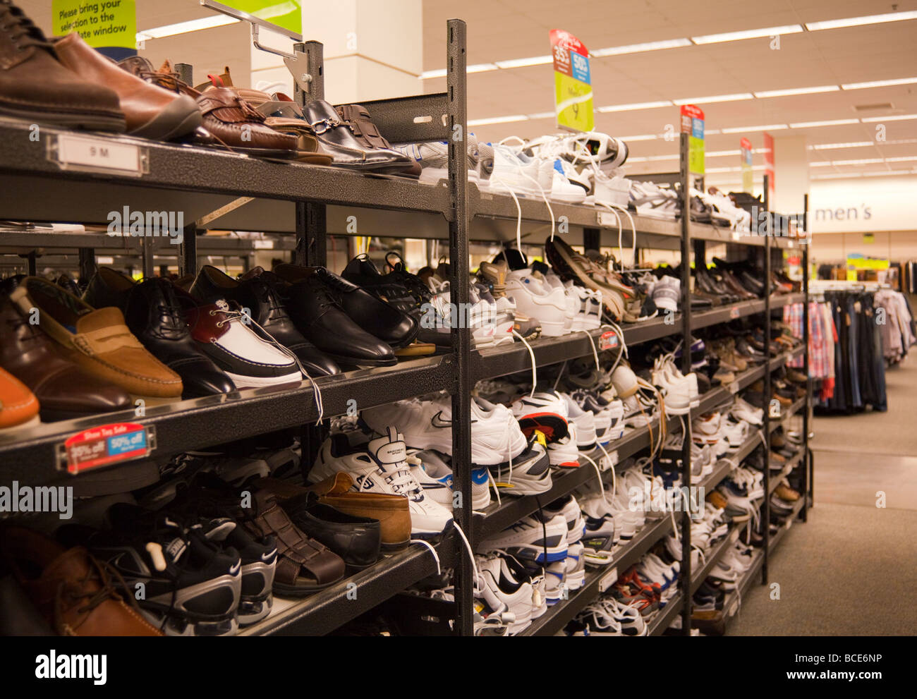 Shoe racks dans Nordstrom Rack, King of Prussia Mall, New York, USA Banque D'Images