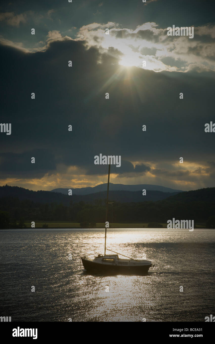 Lumière dramatique sur un voilier amarré sur le lac Windermere, Parc National de Lake District, Cumbria, Angleterre, Royaume-Uni Banque D'Images