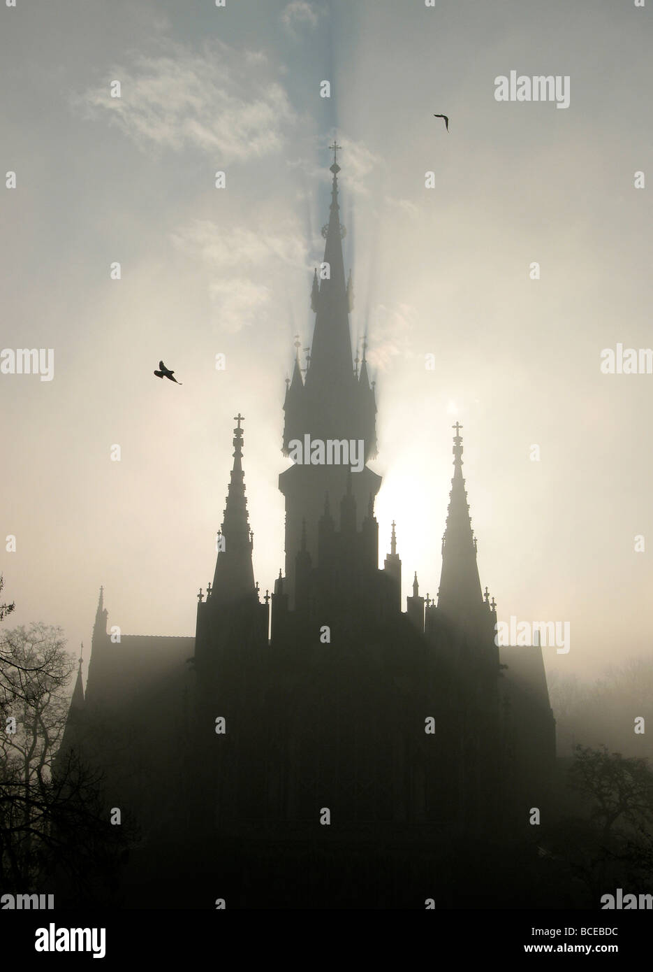 Pologne Cracovie quartier Podgorze s St Joseph dans l'Église d'oiseaux brouillard Banque D'Images