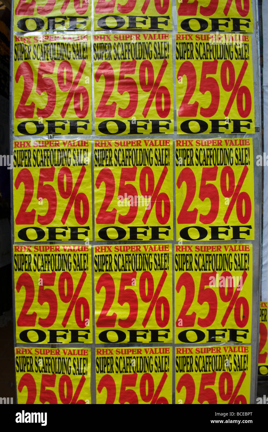 Signes de vente affichés sur les vitres d'un magasin dans le lower Manhattan à New York le dimanche 28 juin 2009 Frances M Roberts Banque D'Images