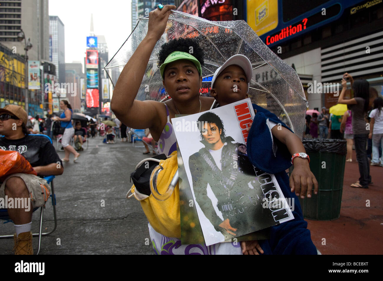 Michael Jackson fans dire adieu au roi de la pop dans Times Square à New York Banque D'Images