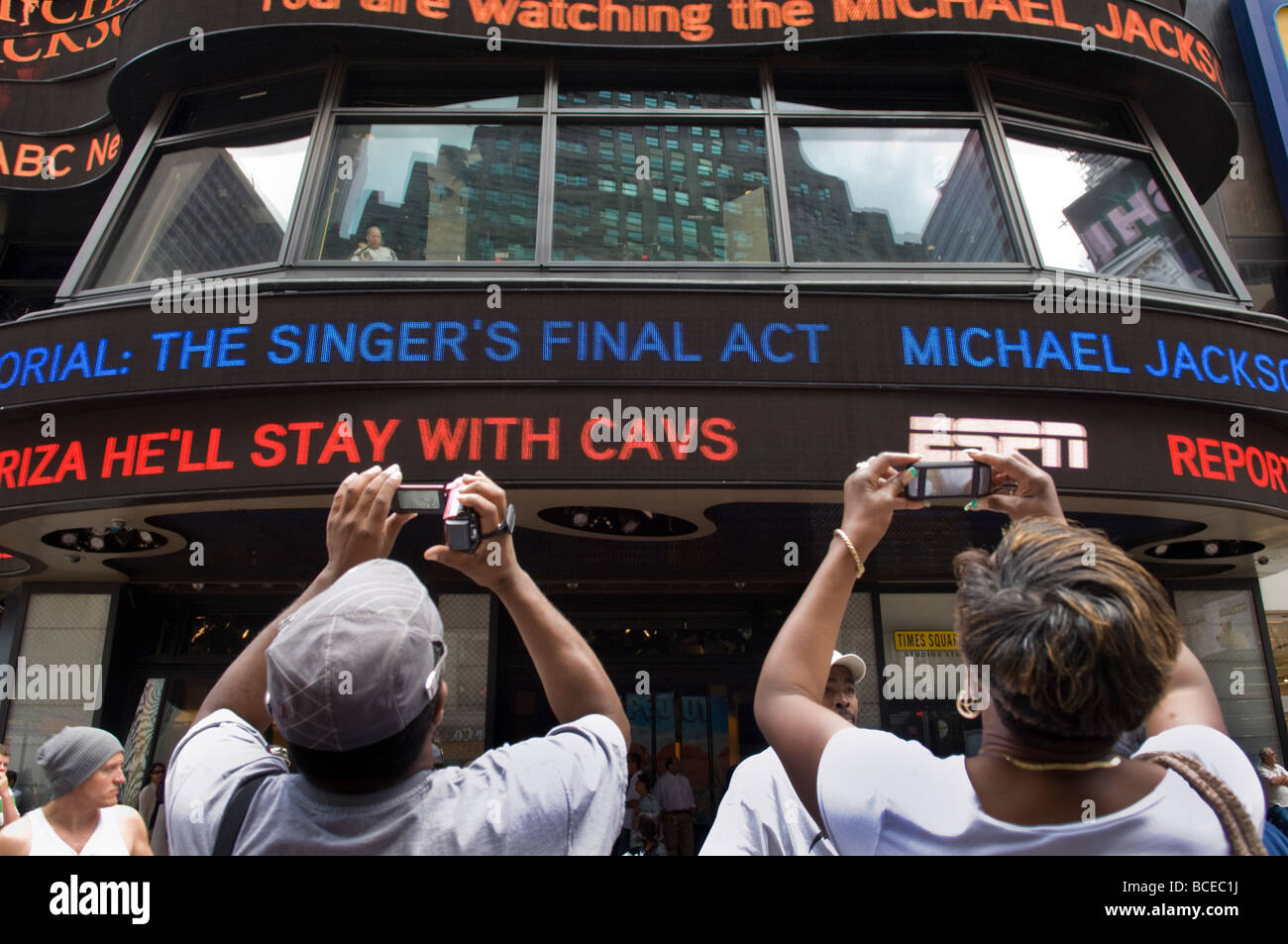 Michael Jackson fans dire adieu au roi de la pop dans Times Square à New York Banque D'Images