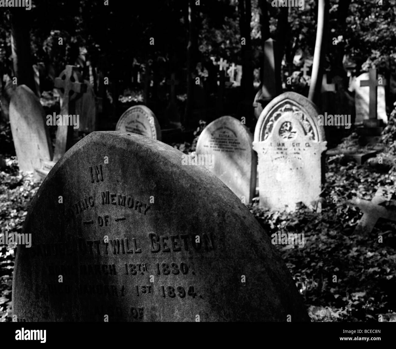 Des pierres tombales dans le Cimetière de Highgate, Londres Banque D'Images