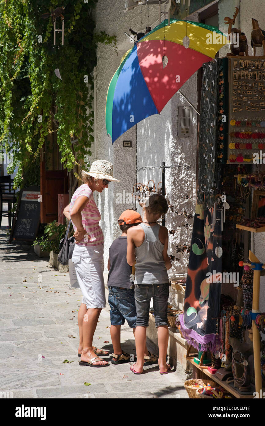Les touristes shopping dans la vieille ville près de la Canée, Port Vénitien, côte nord-ouest, Crète, Grèce Banque D'Images