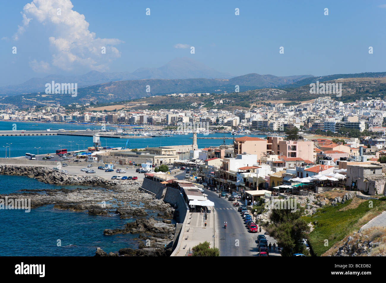 Vue sur la ville depuis les remparts du 16ème siècle vénitien Fortezza (forteresse), Rethymnon, Crète, Grèce Banque D'Images