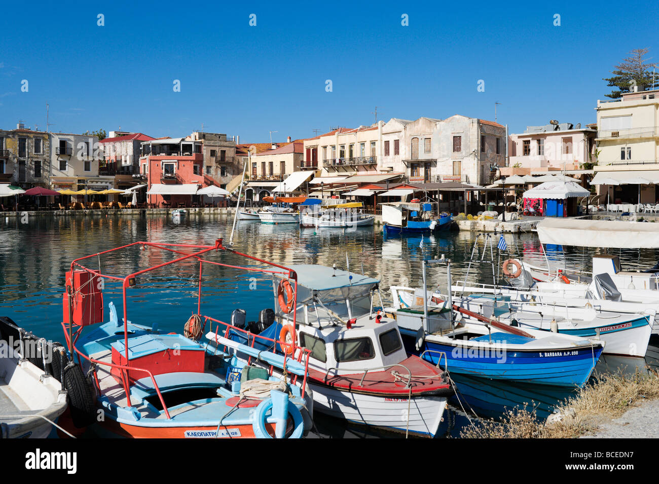Bateaux de pêche dans le vieux port vénitien, Rethymnon, côte nord-ouest, Crète, Grèce Banque D'Images