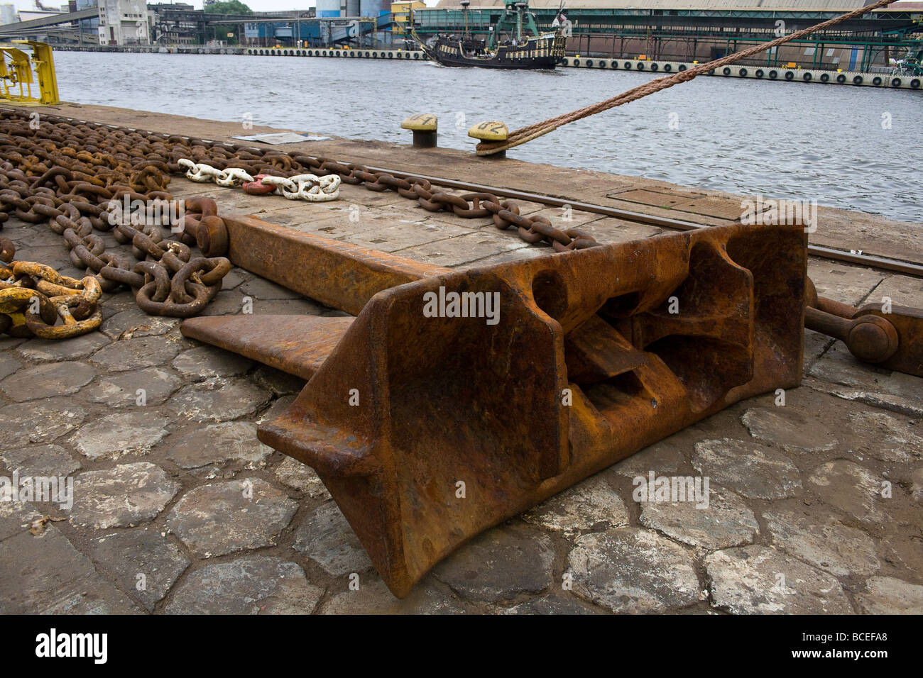 Les chaînes rouillées et les navires d'ancrage. Prises au chantier Stocznia Remontowa de Gdansk Banque D'Images