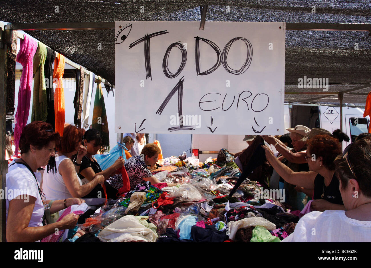 Braderie sur un marché de vêtements, Conil de la Frontera, Espagne Banque D'Images