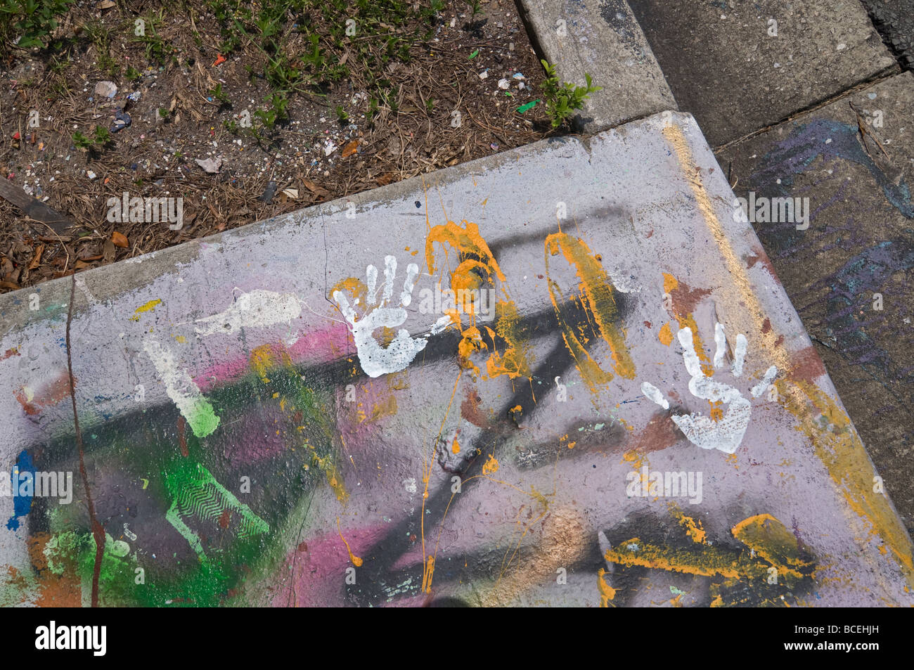 Graffiti sur trottoir aux côtés de "mur de graffiti' Gainesville Florida's sanctionné domaine de l'expression de soi Banque D'Images