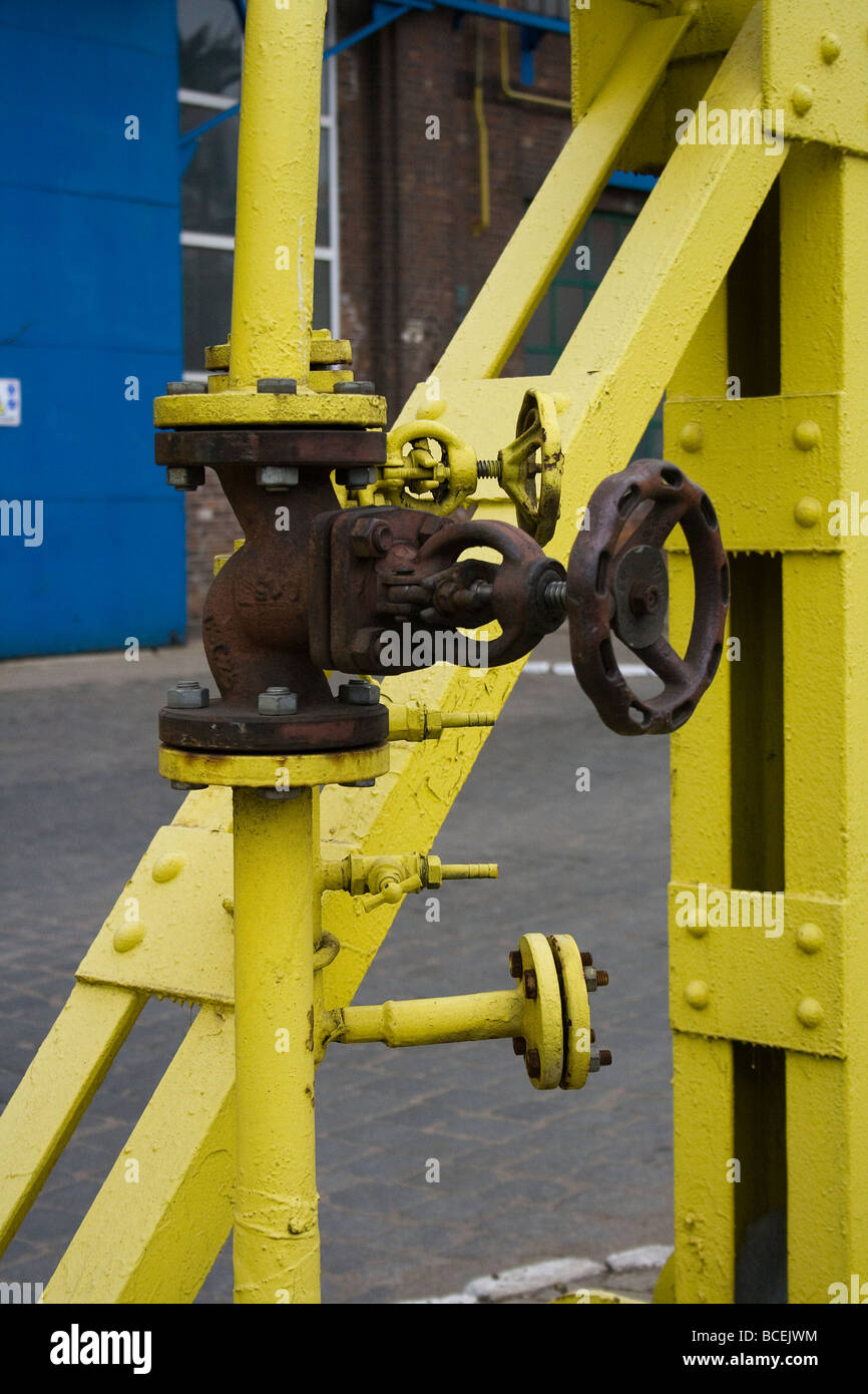 Prises au chantier naval Remontowa de Gdansk, 2009. Tuyaux haute pression avec robinet métal. Banque D'Images