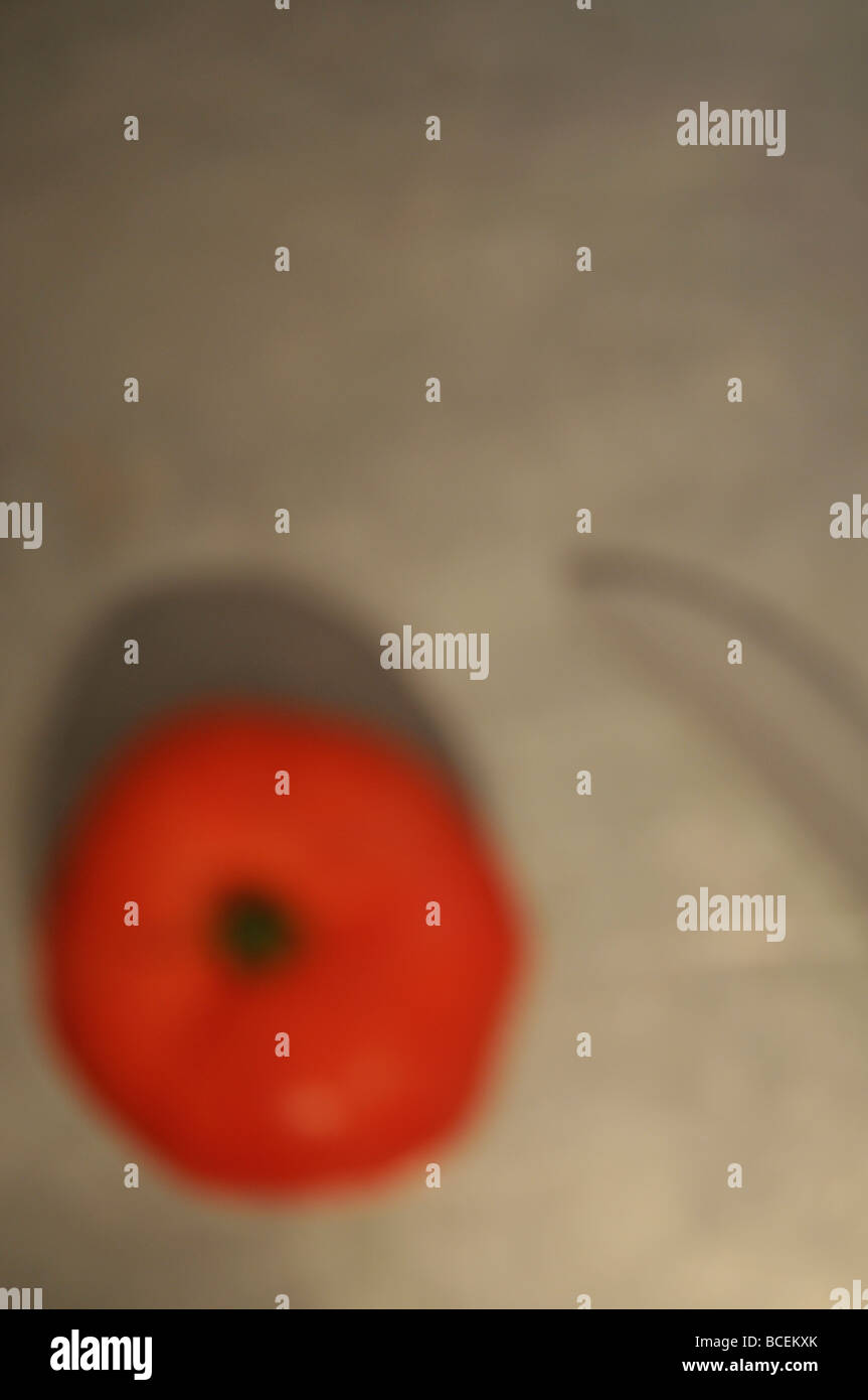 Couteau en acier inoxydable banc tomate préparation cuisine nourriture floue Banque D'Images