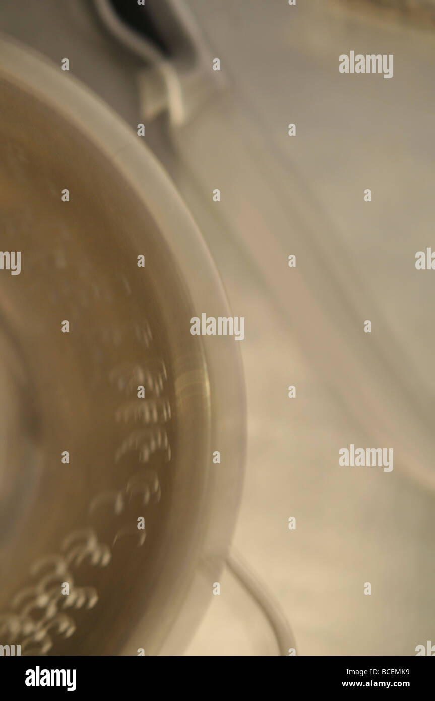 Collander banc acier lame de couteau cuisine nourriture abstrait floue Banque D'Images