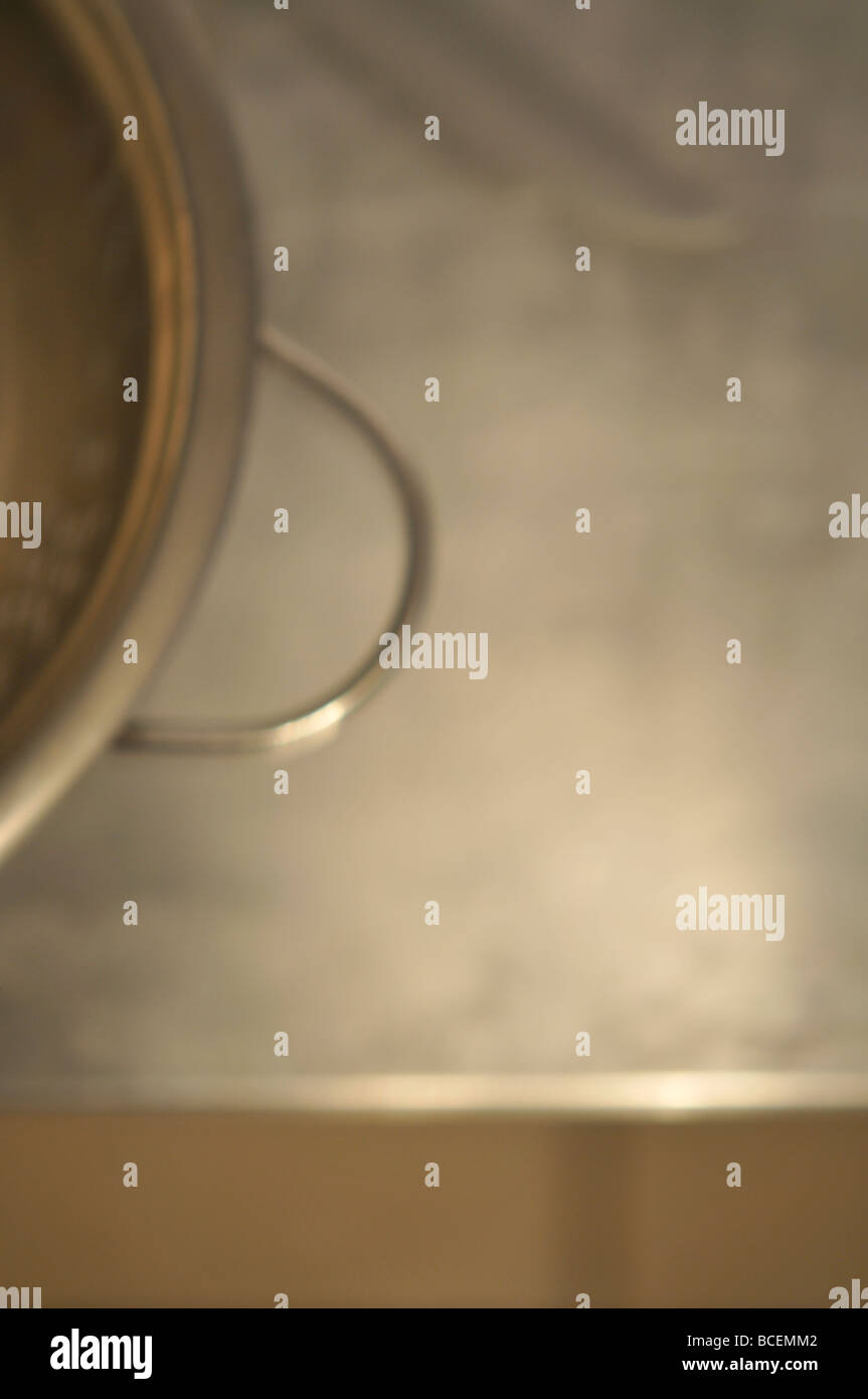 Collander banc acier lame de couteau cuisine nourriture abstrait floue Banque D'Images