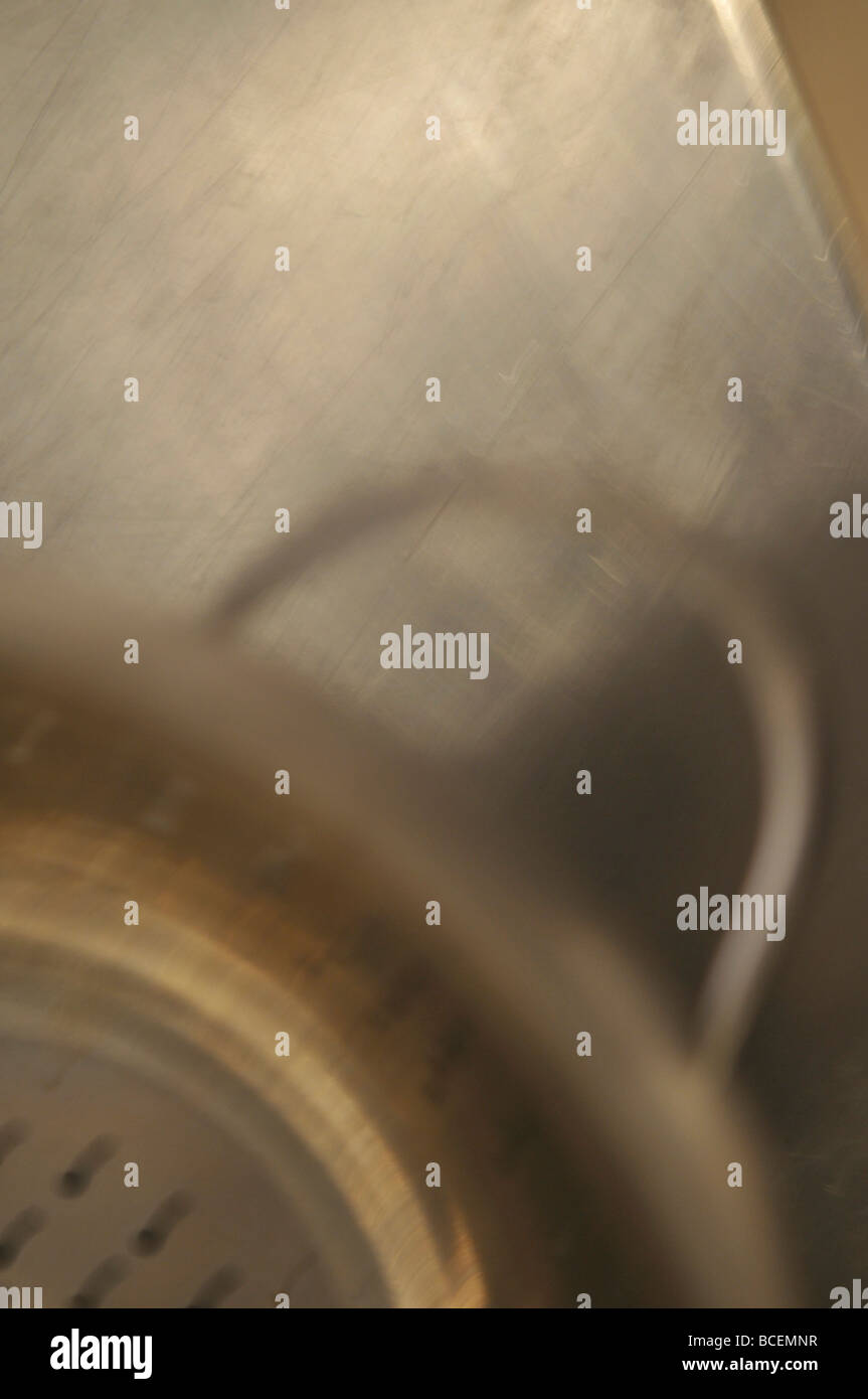 Collander banc acier lame de couteau cuisine nourriture abstrait floue Banque D'Images