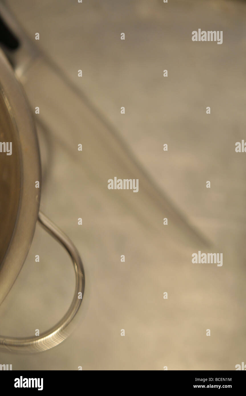 Collander banc acier lame de couteau cuisine nourriture abstrait floue Banque D'Images