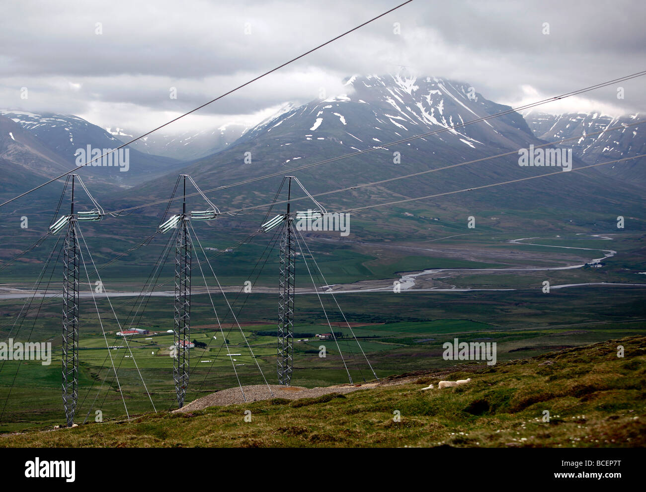 Les lignes de transport d'énergie électrique, de l'Islande Banque D'Images