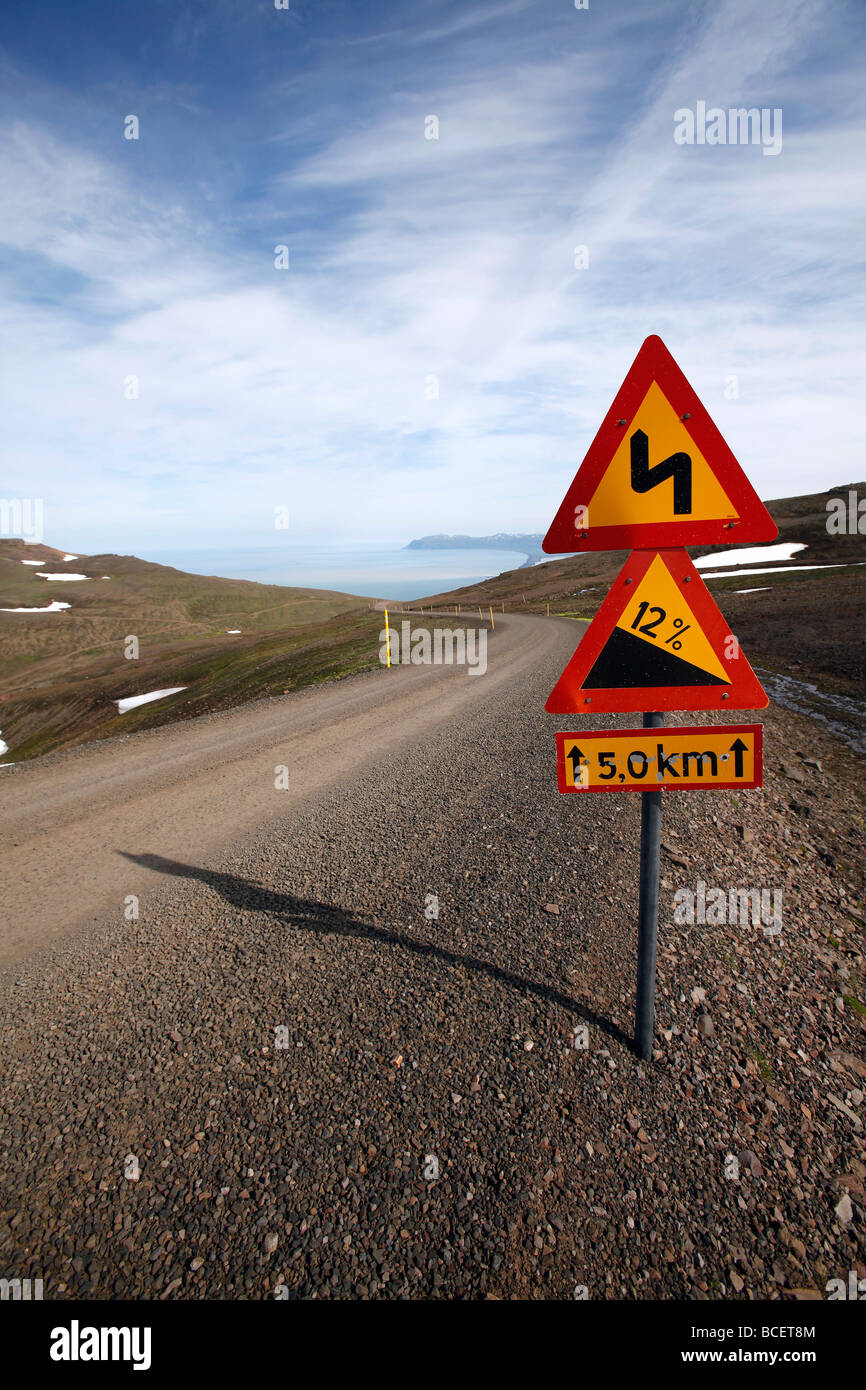 Route de montagne escarpée, nord-est de l'Islande. Banque D'Images