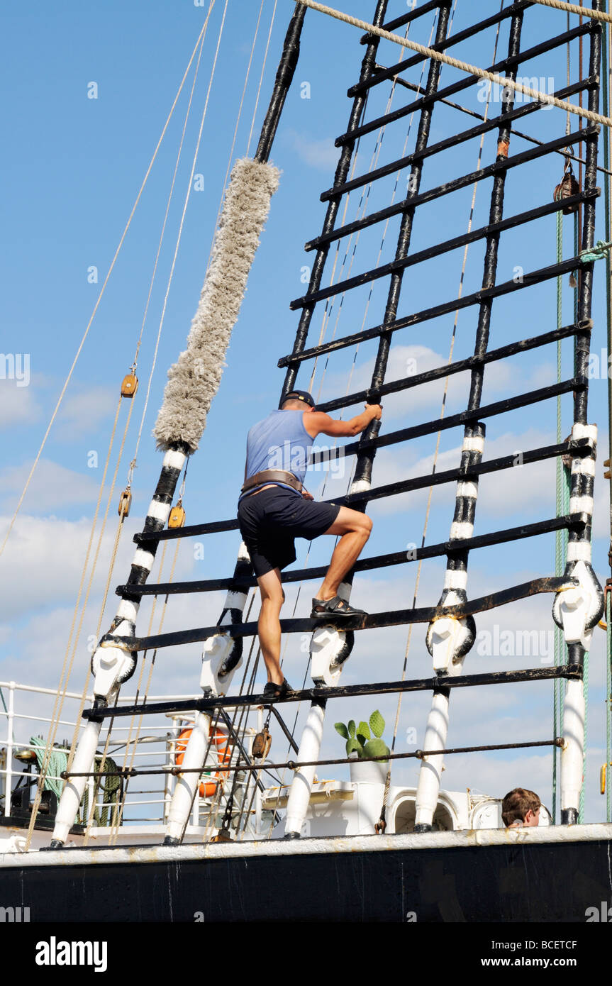 Ship Climbing Rigging Sailor climbing rigging Banque de photographies et d’images à haute ...